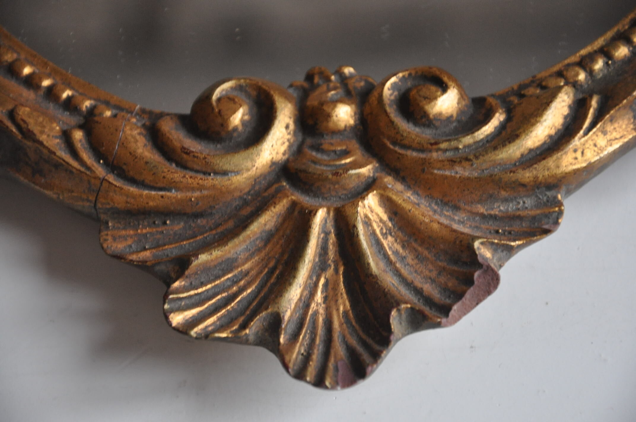 Miroir de style en bois doré vintage