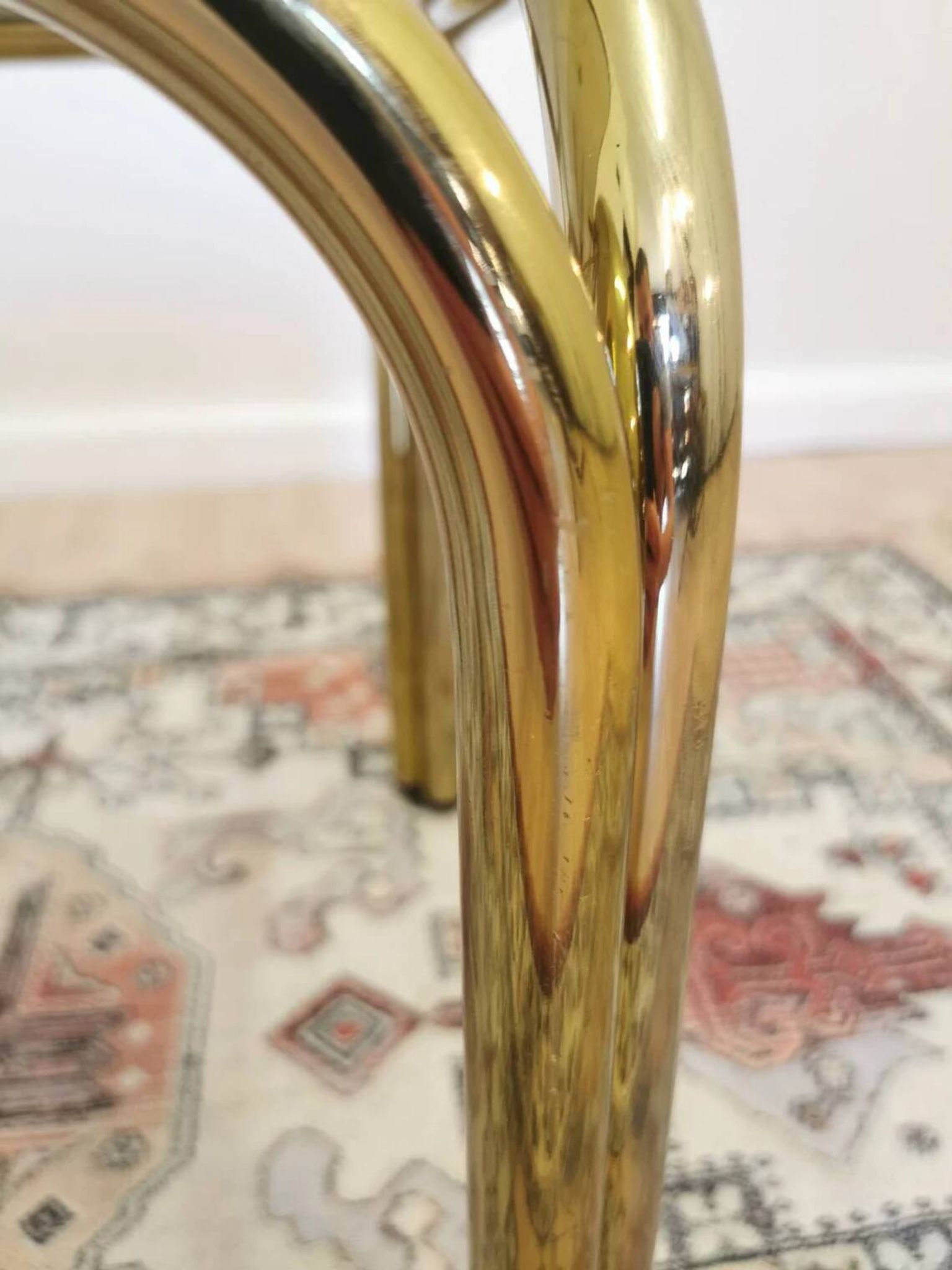 Table basse italienne vintage : laiton et verre fumé, style moderne du milieu du siècle