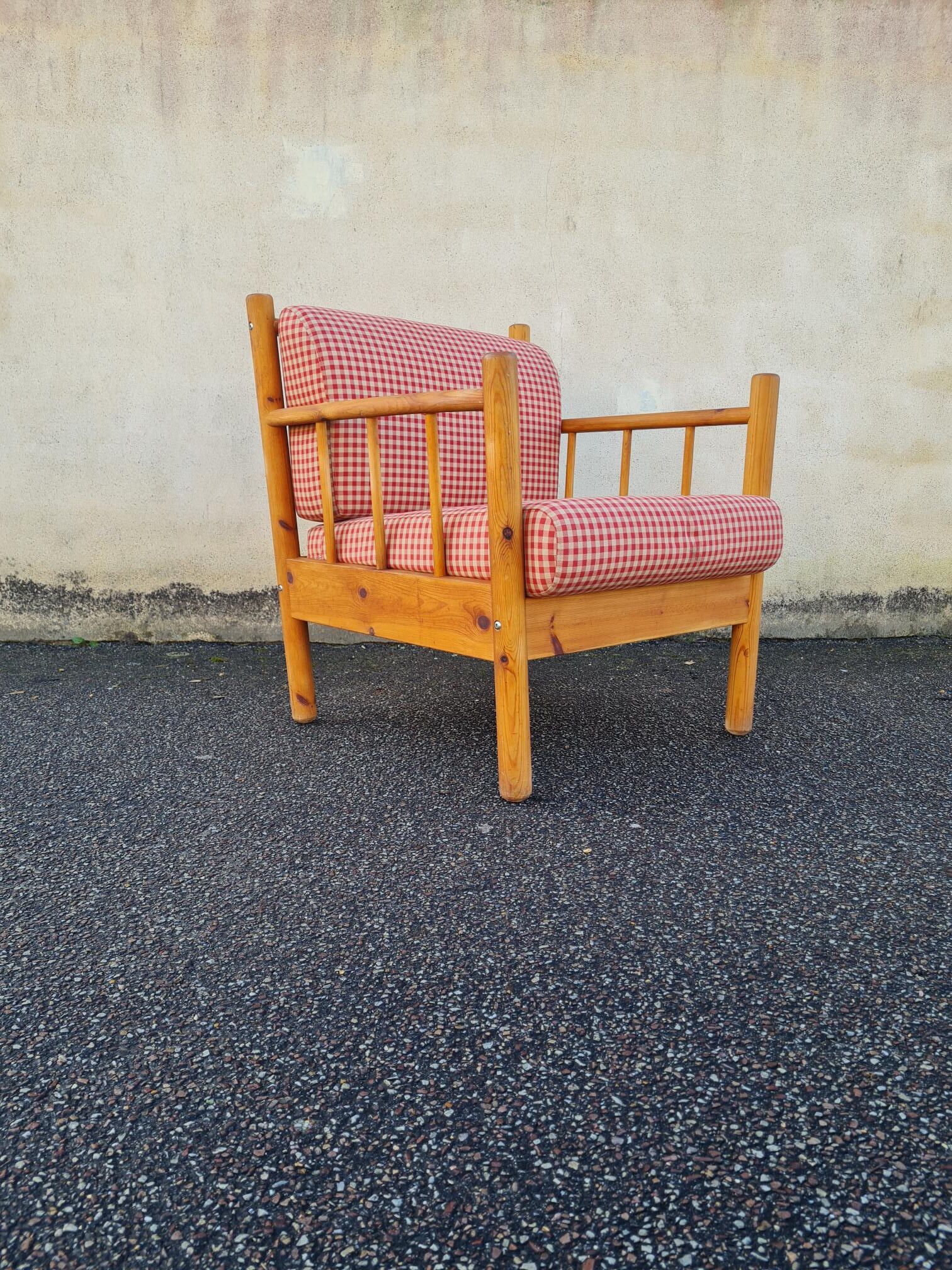 Armchair in pine and vichy fabric