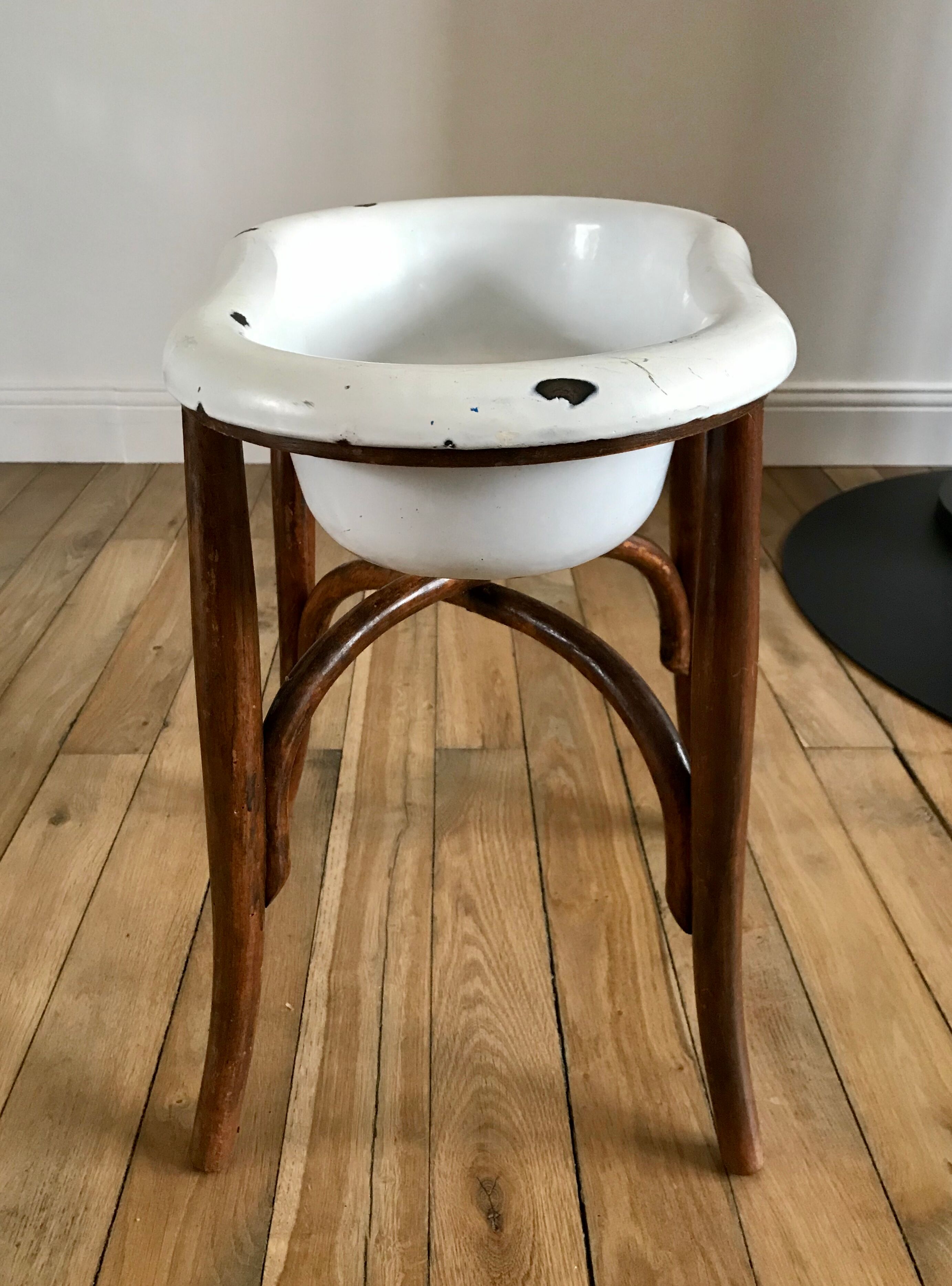 Old baby bean bathtub enamelled structure bent wood early twentieth century