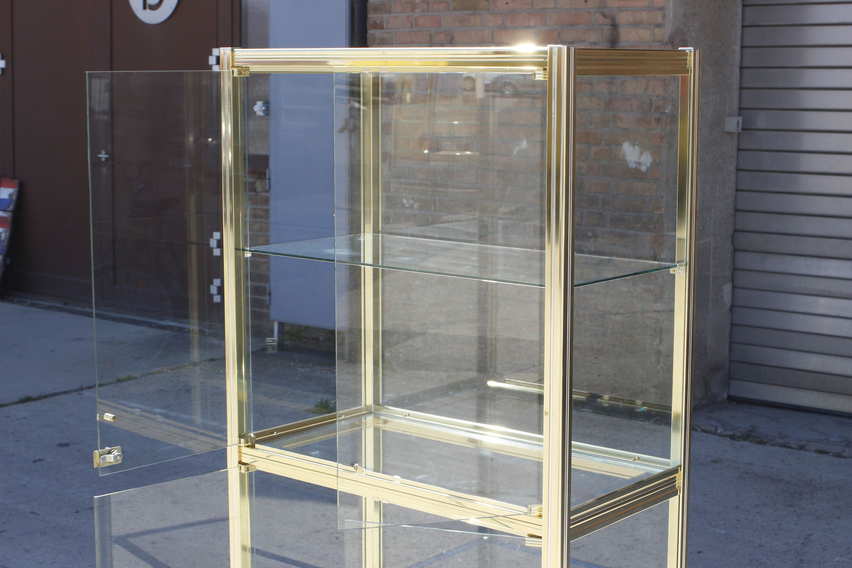 Vitrine vintage en laiton doré et verre, 1970s