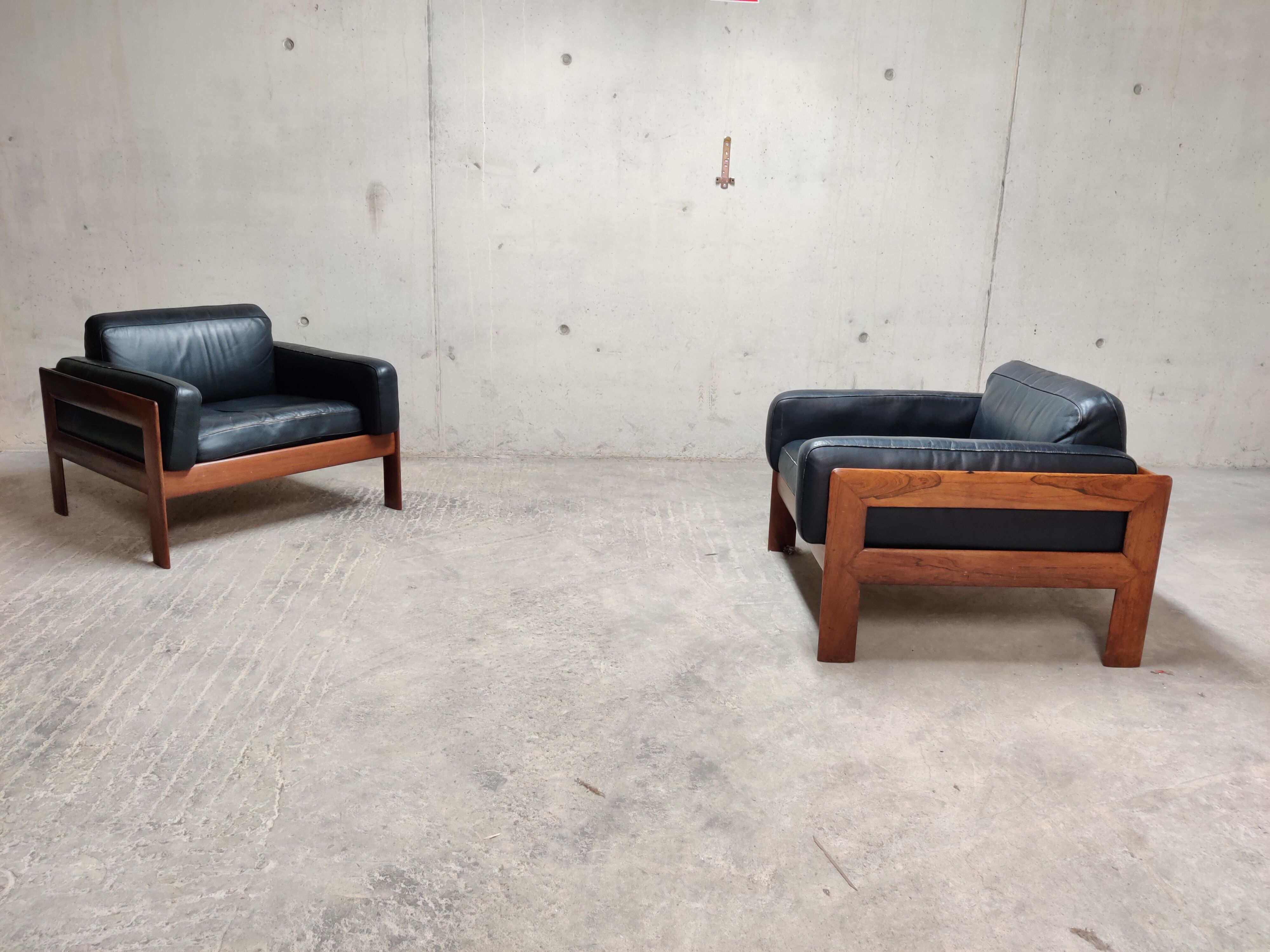 Paire de fauteuils en cuir années 1960