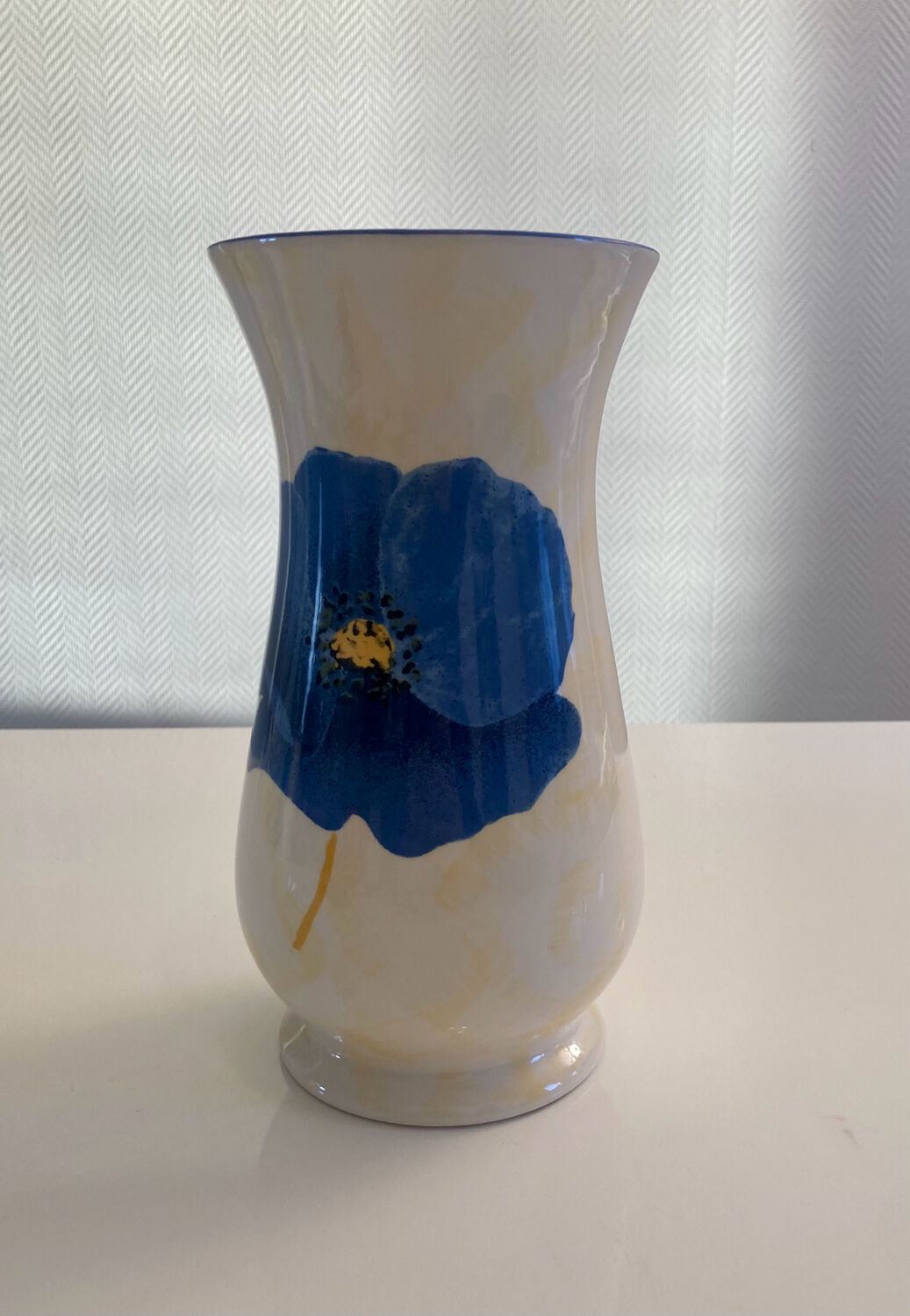 Lunéville earthenware vase from the "Blue Anemone" collection.