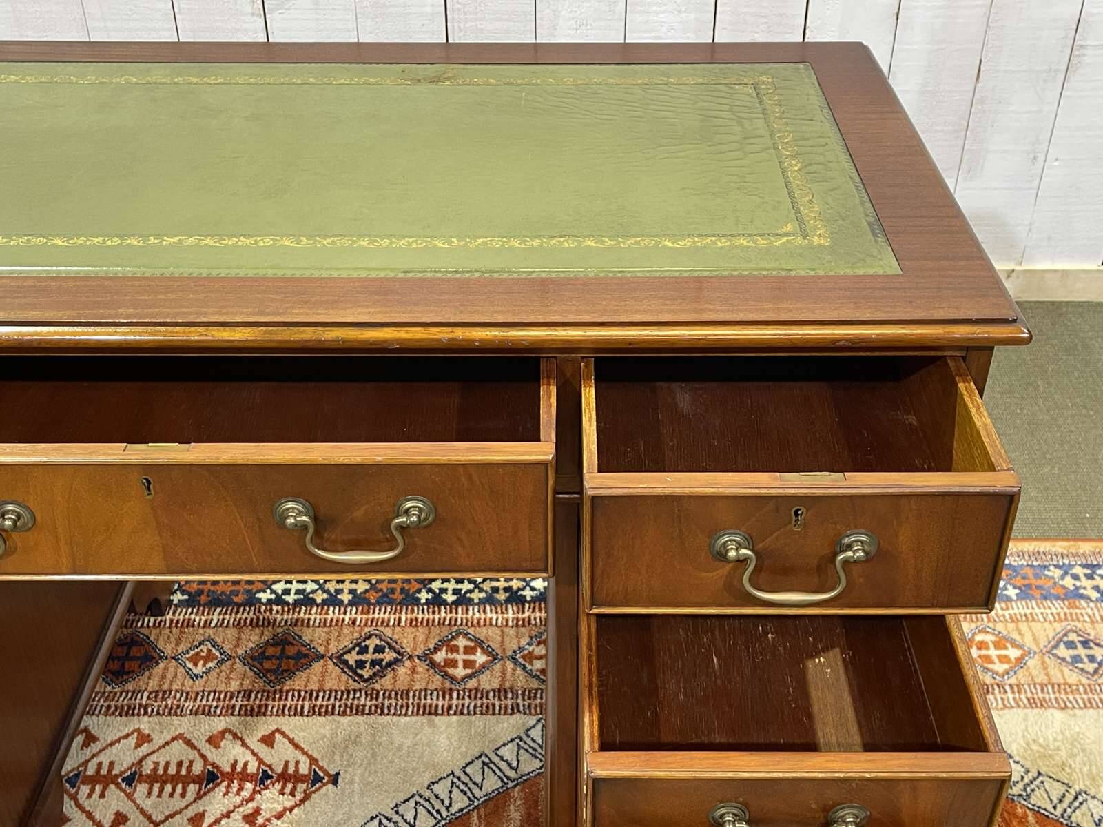 Bureau anglais à caissons des années 1950 en acajou et dessus cuir