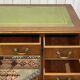 Bureau anglais à caissons des années 1950 en acajou et dessus cuir