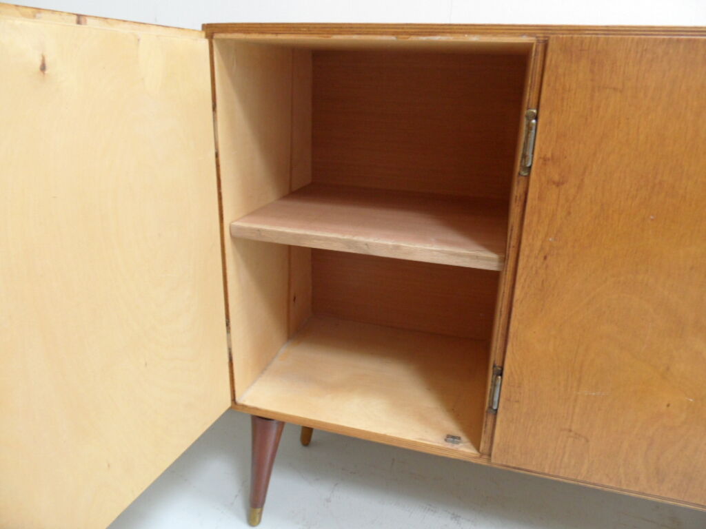 Buffet vintage avec 3 portes.