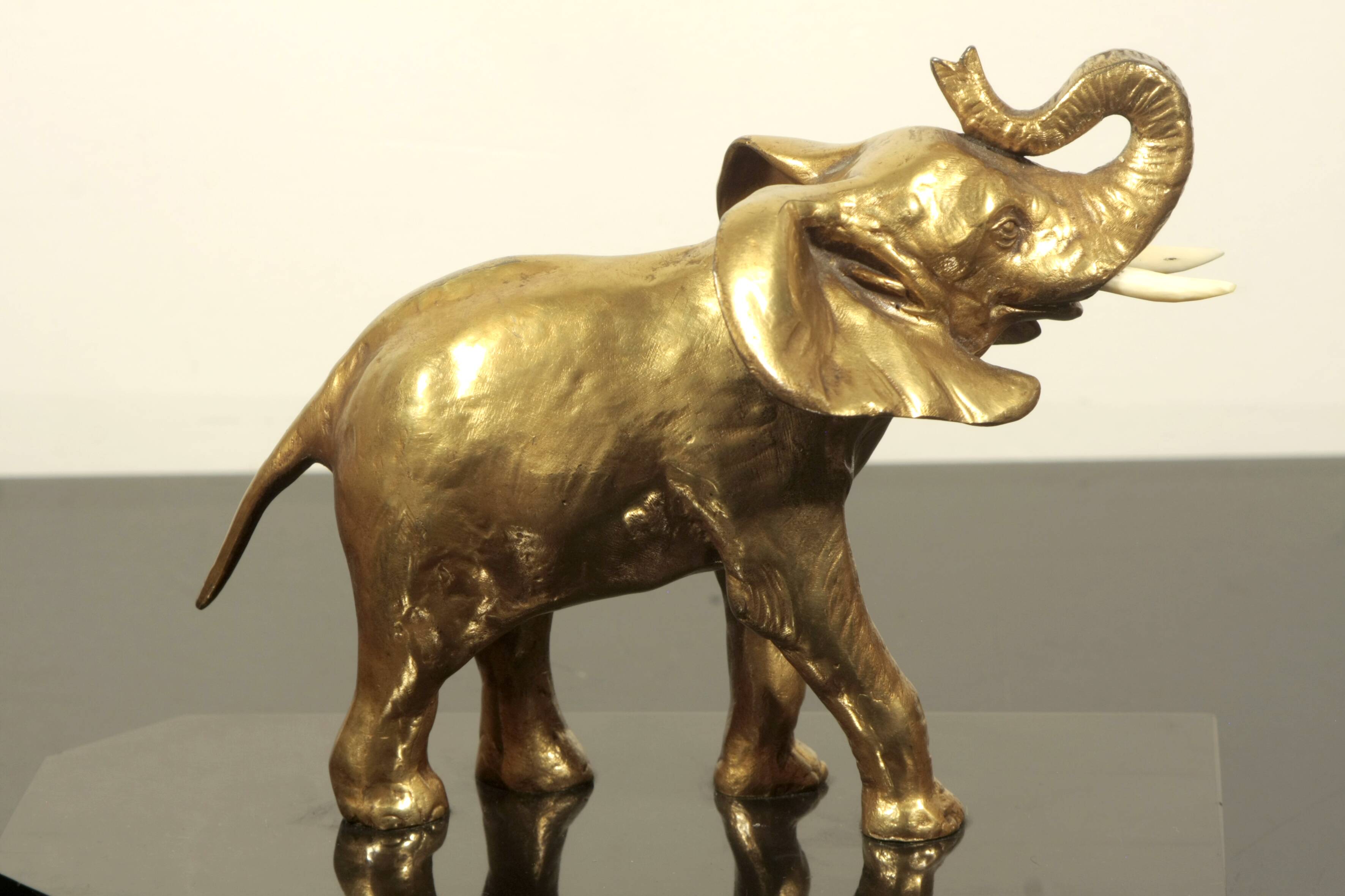 Elephant bookend "r garreau"