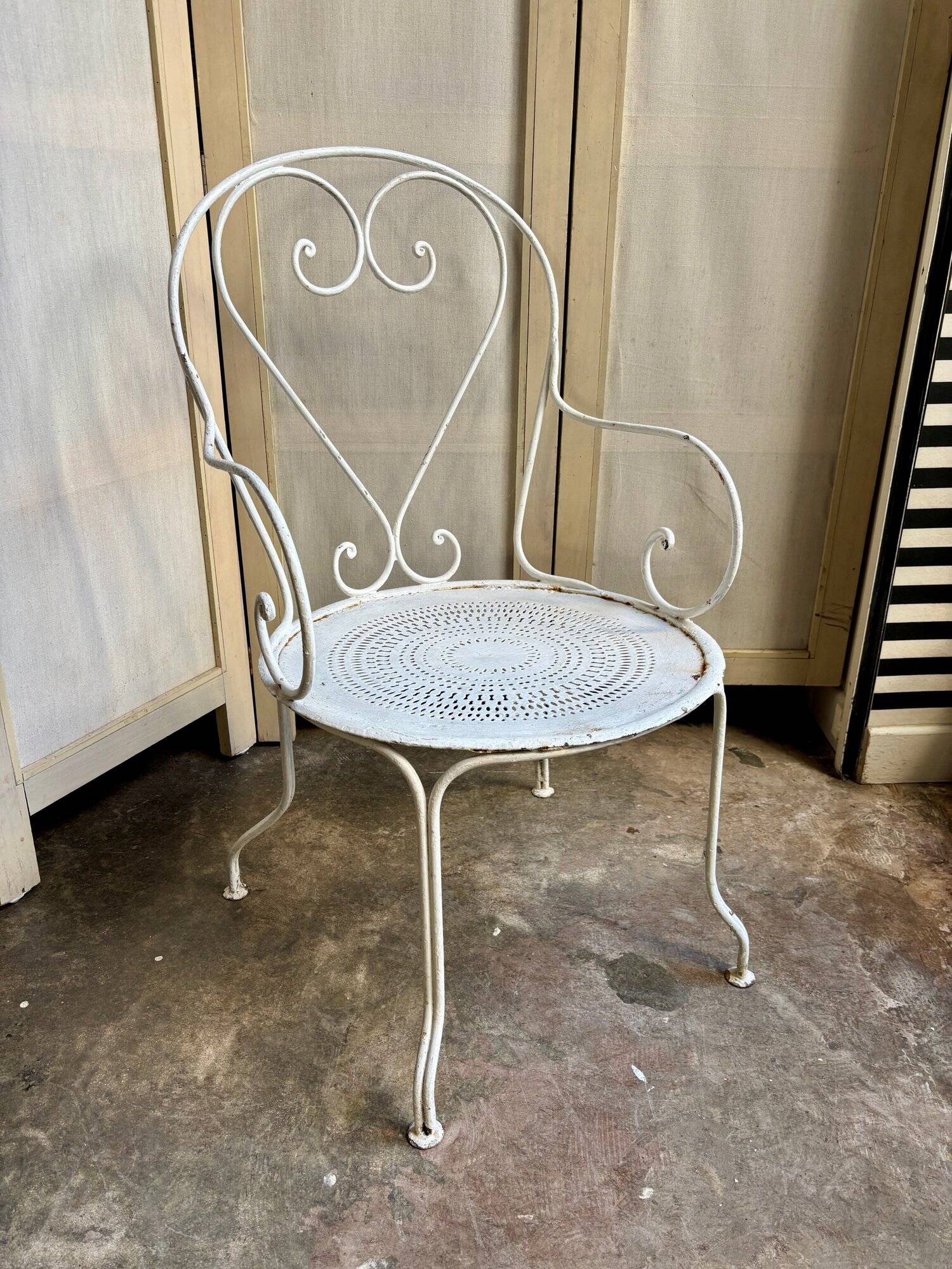 Fauteuil de jardin en fer forgé blanc