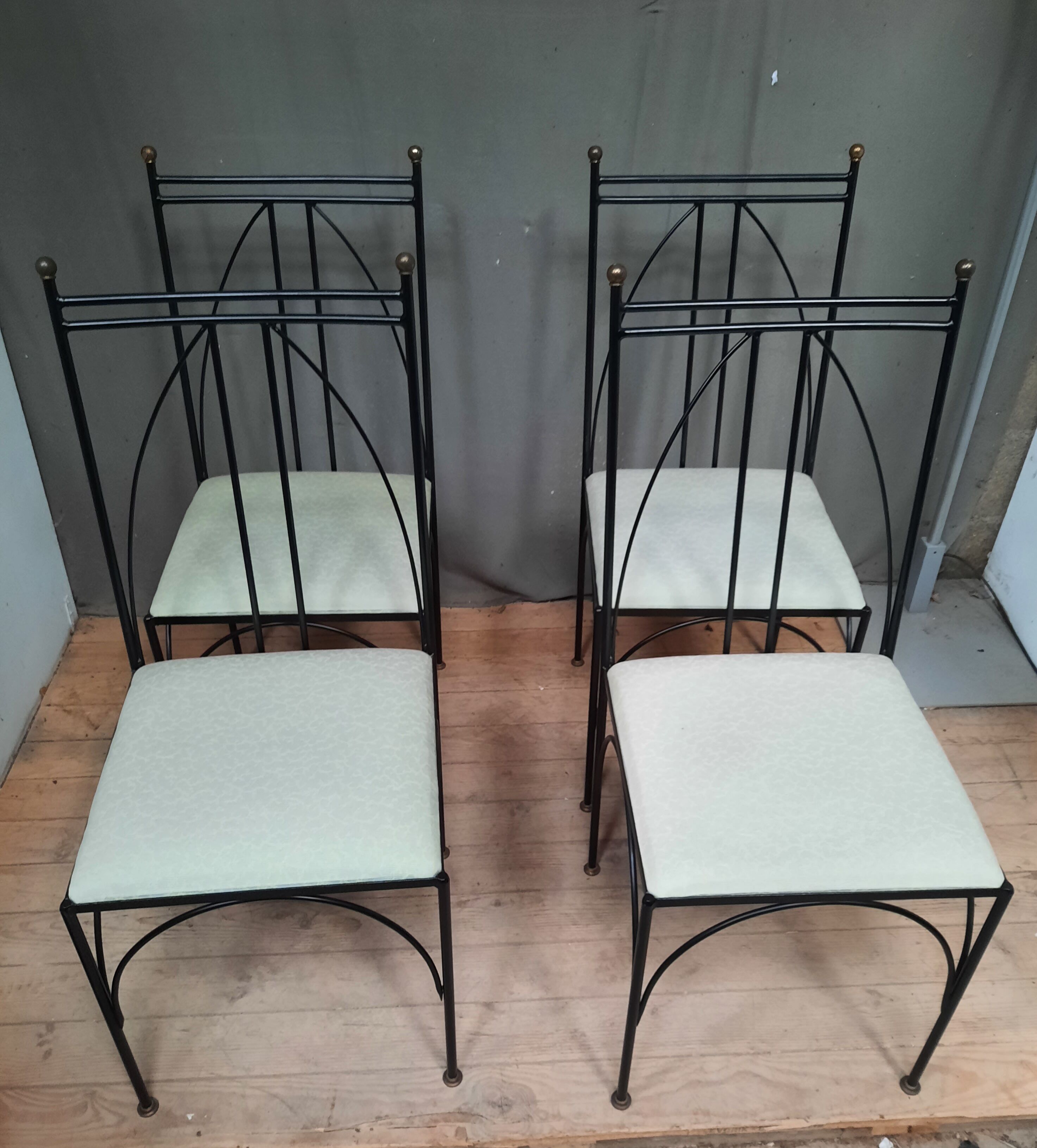 Serie de 4 chaises en métal noir