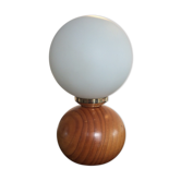 Lampe boule vintage en opaline et bois
