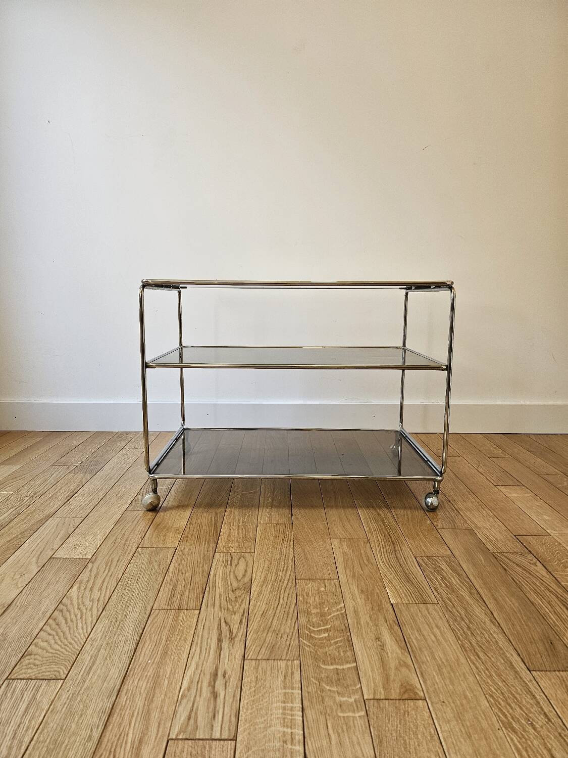 Small rolling trolley in chromed metal