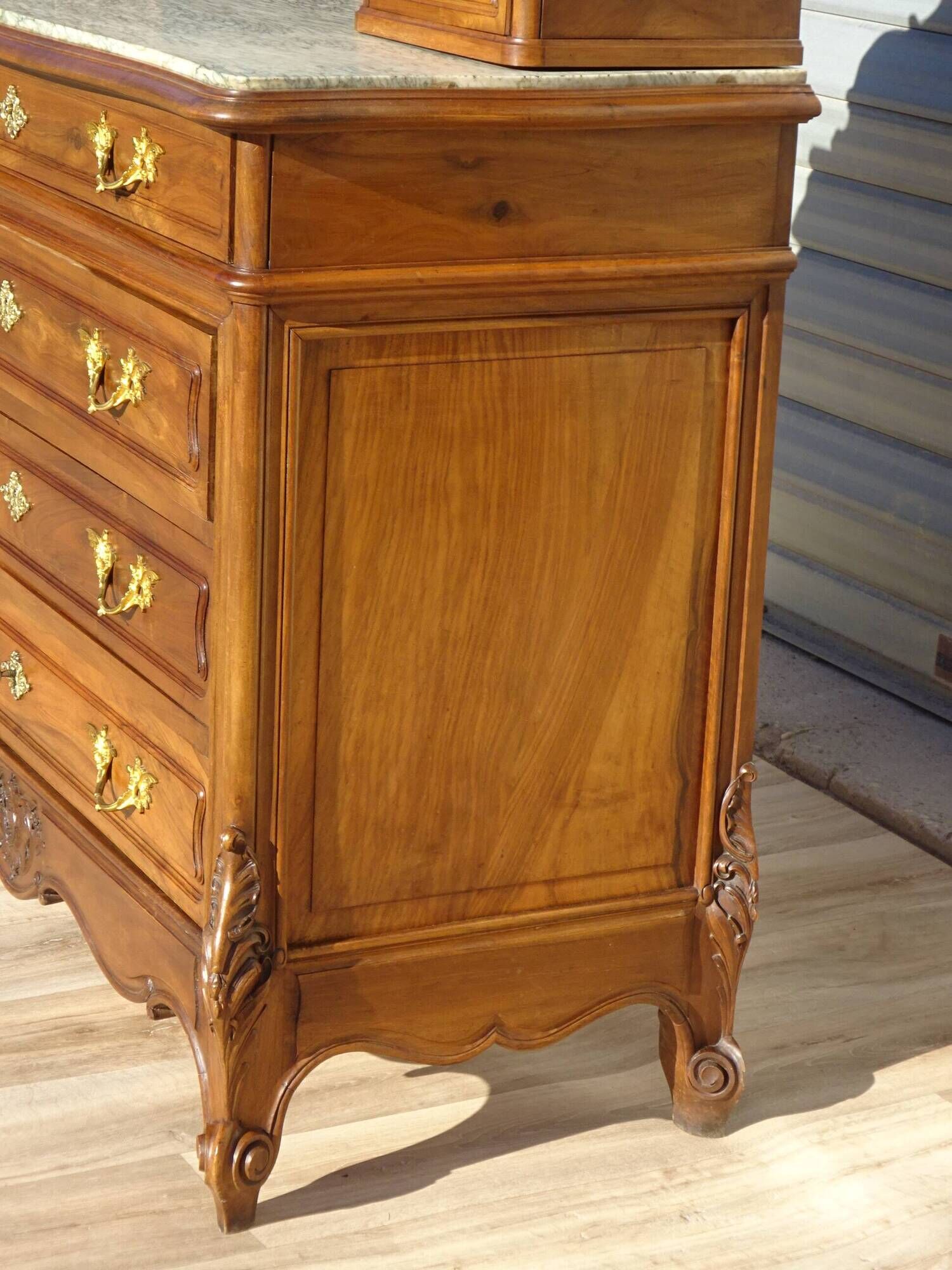 Commode en noyer Louis XV avec miroir