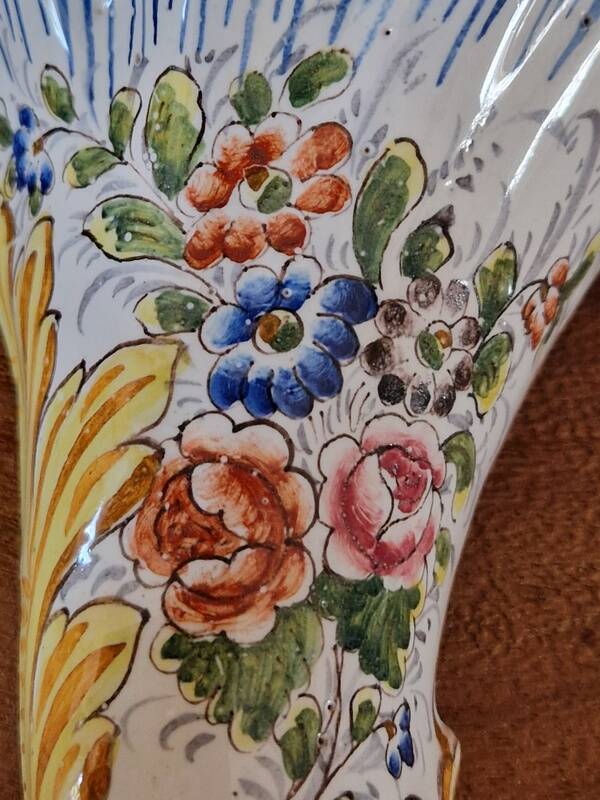 Wall-mounted bouquet holder in Nevers faience - By Amand Hiver
