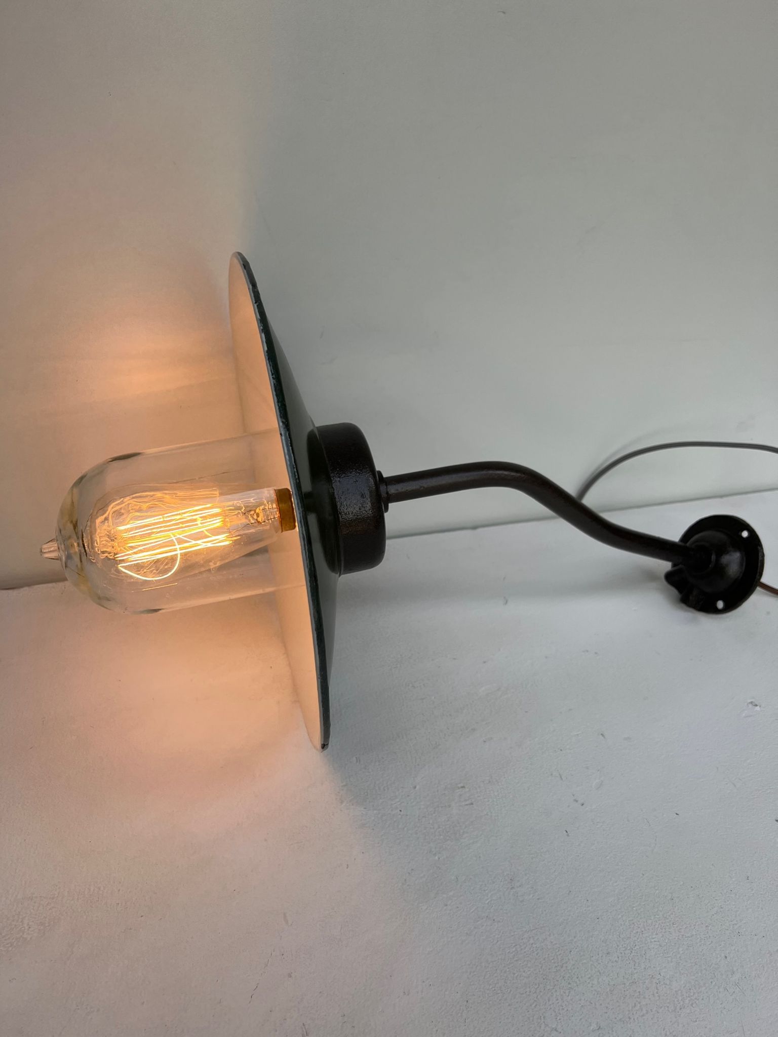 Wall lamp COL de Cygne in cast steel, fully restored 1920 1930