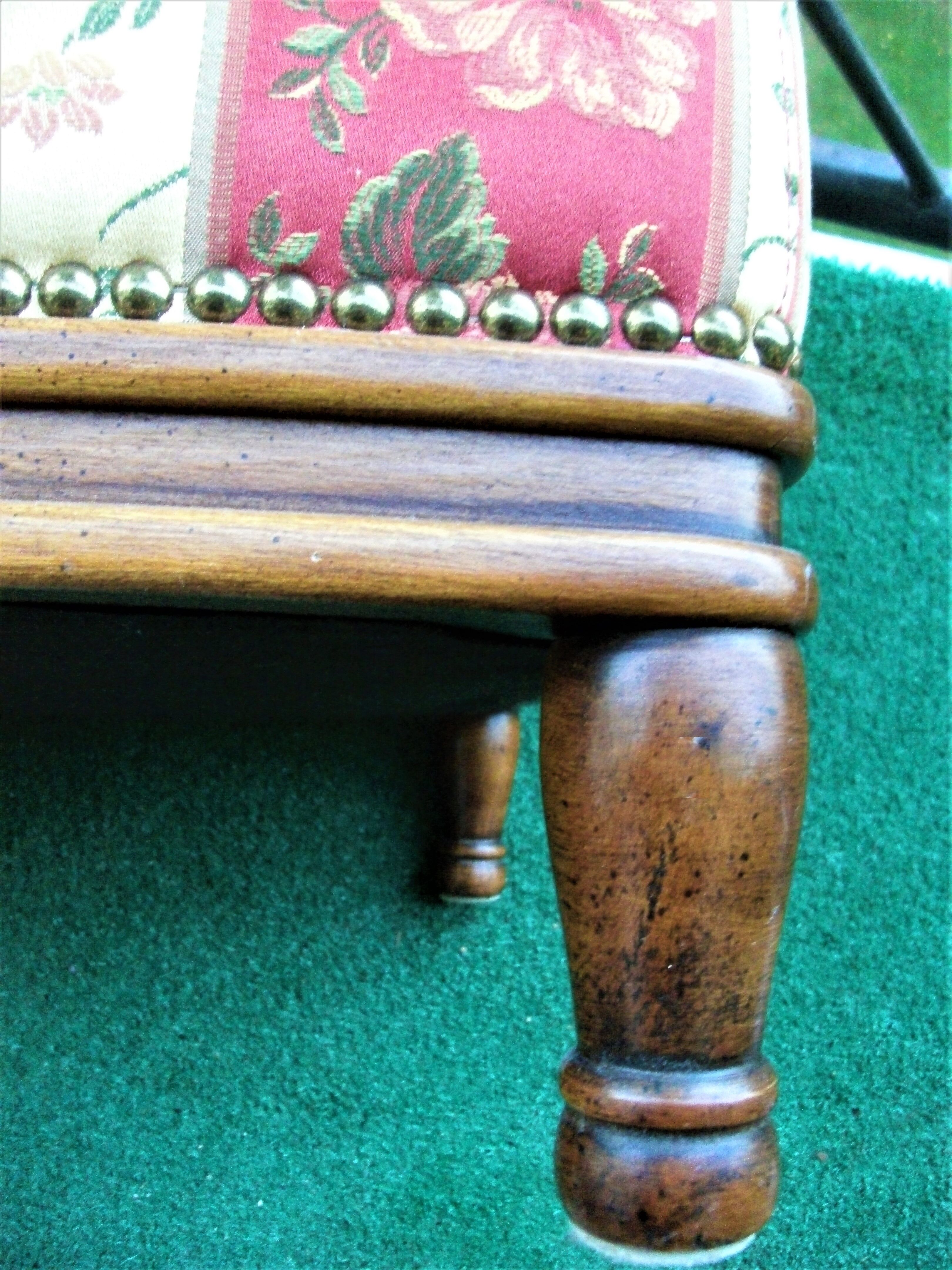 Lot 2 poufs Upholsterers in solid walnut