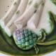 Assiettes barbotine Salins – décor asperges & artichaut