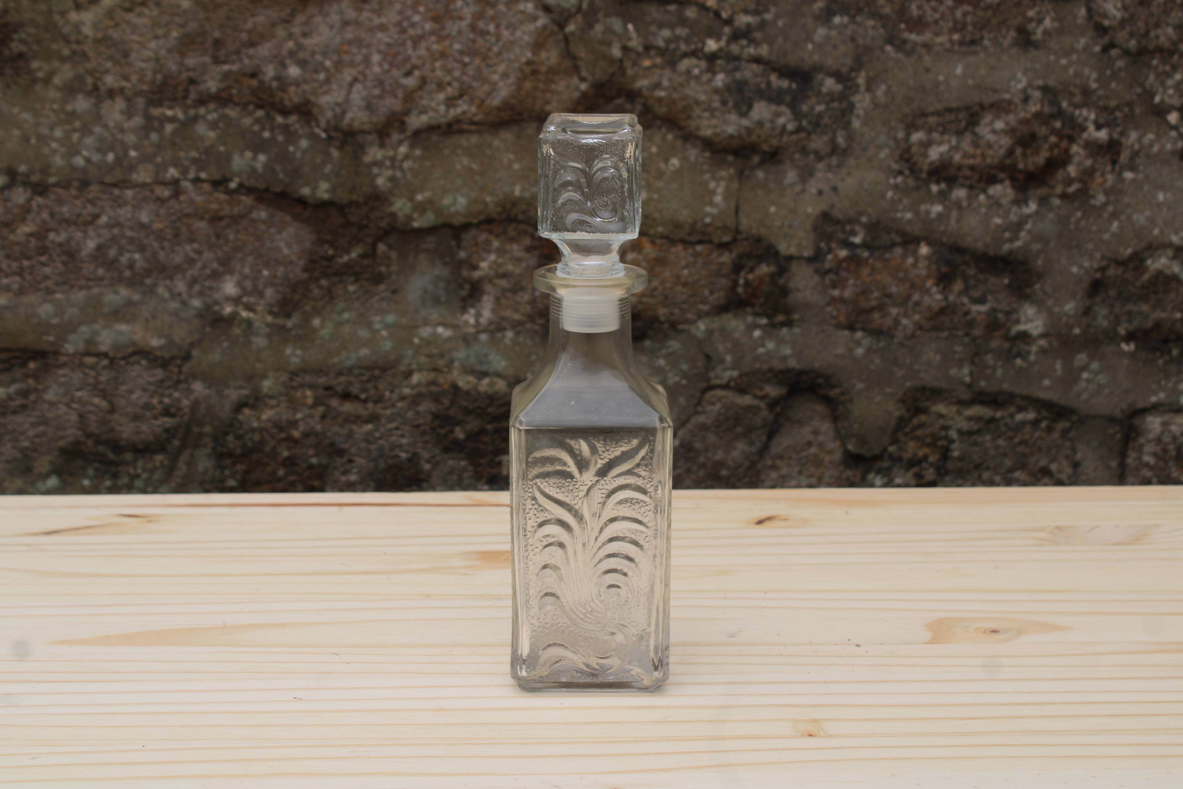 Carafe in chiseled glass