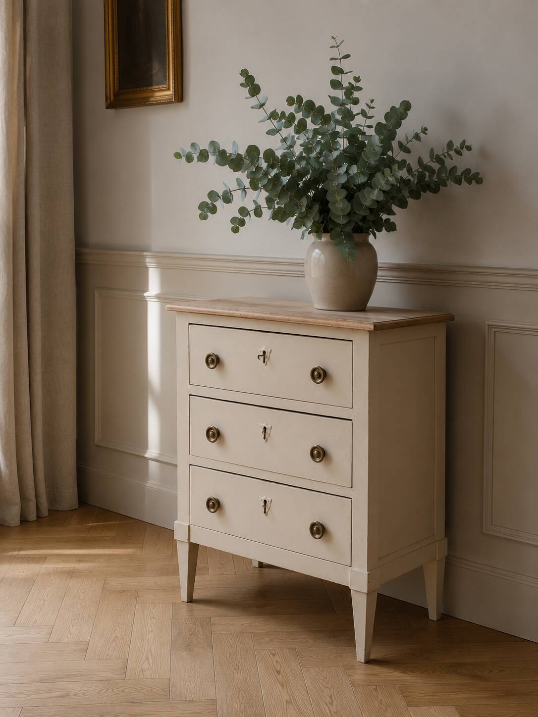 Petite commode classique sublimée en beige, plateau bois.