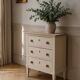 Petite commode classique sublimée en beige, plateau bois.