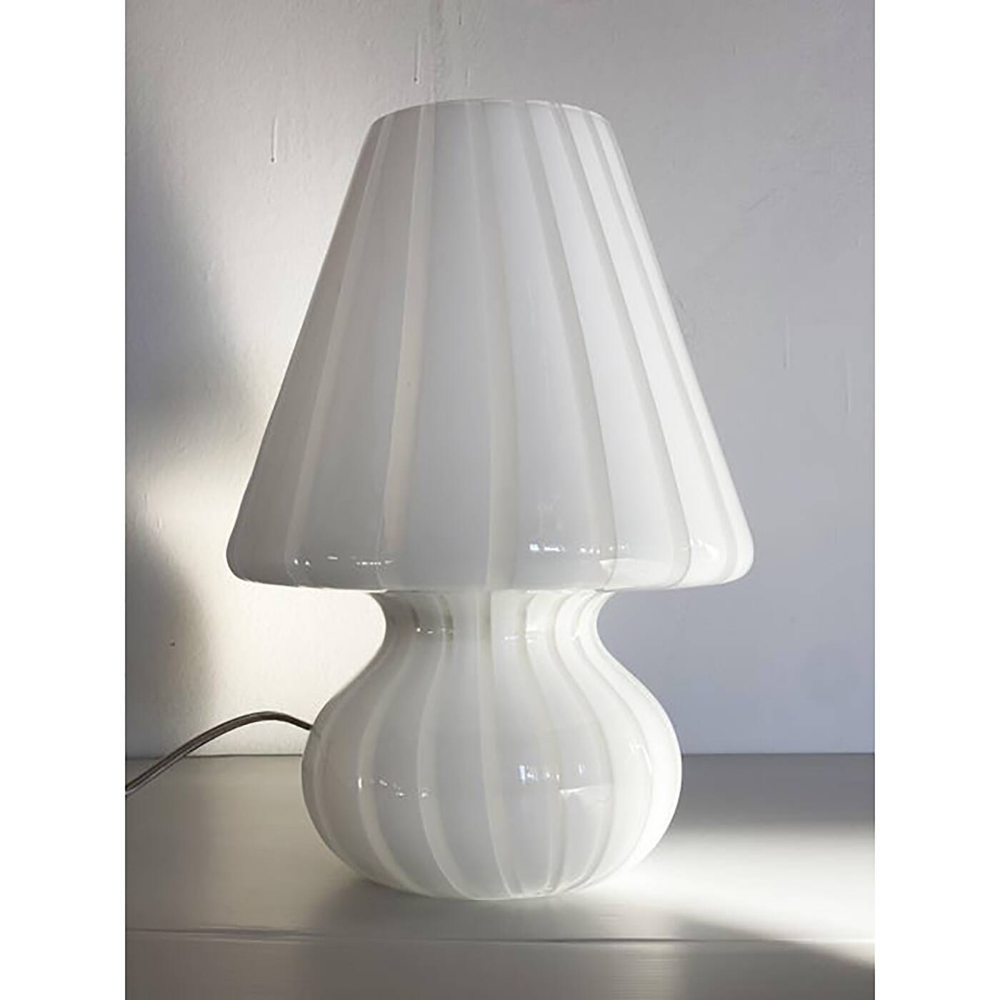 Lampe de table en verre de Murano « Fungo » à rayures blanc laiteux moderne du milieu du siècle