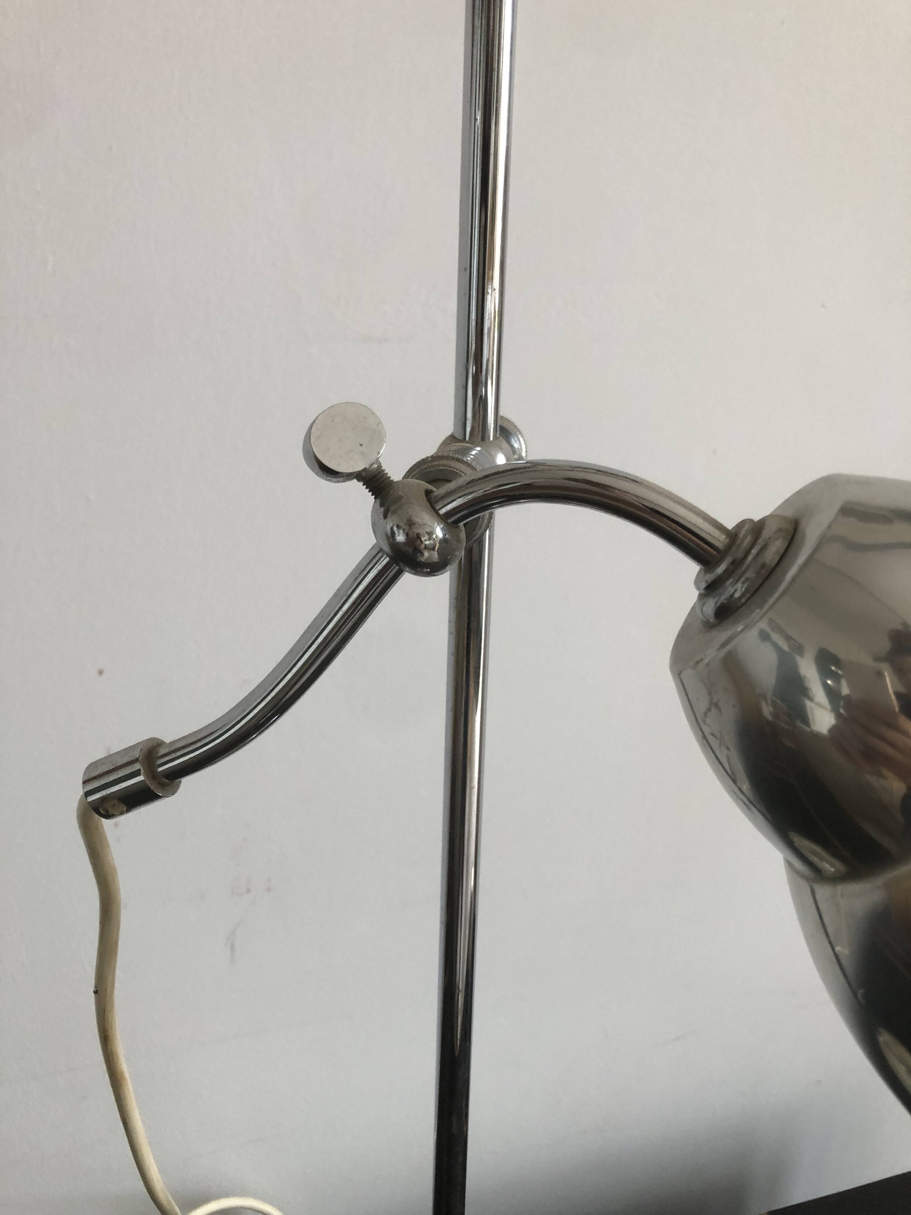 Articulated desk lamp