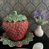 Grande soupière en barbotine fraise avec louche et plateau Bordallo Pienher