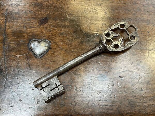 Coffre de mariage en noyer du 18ème siècle