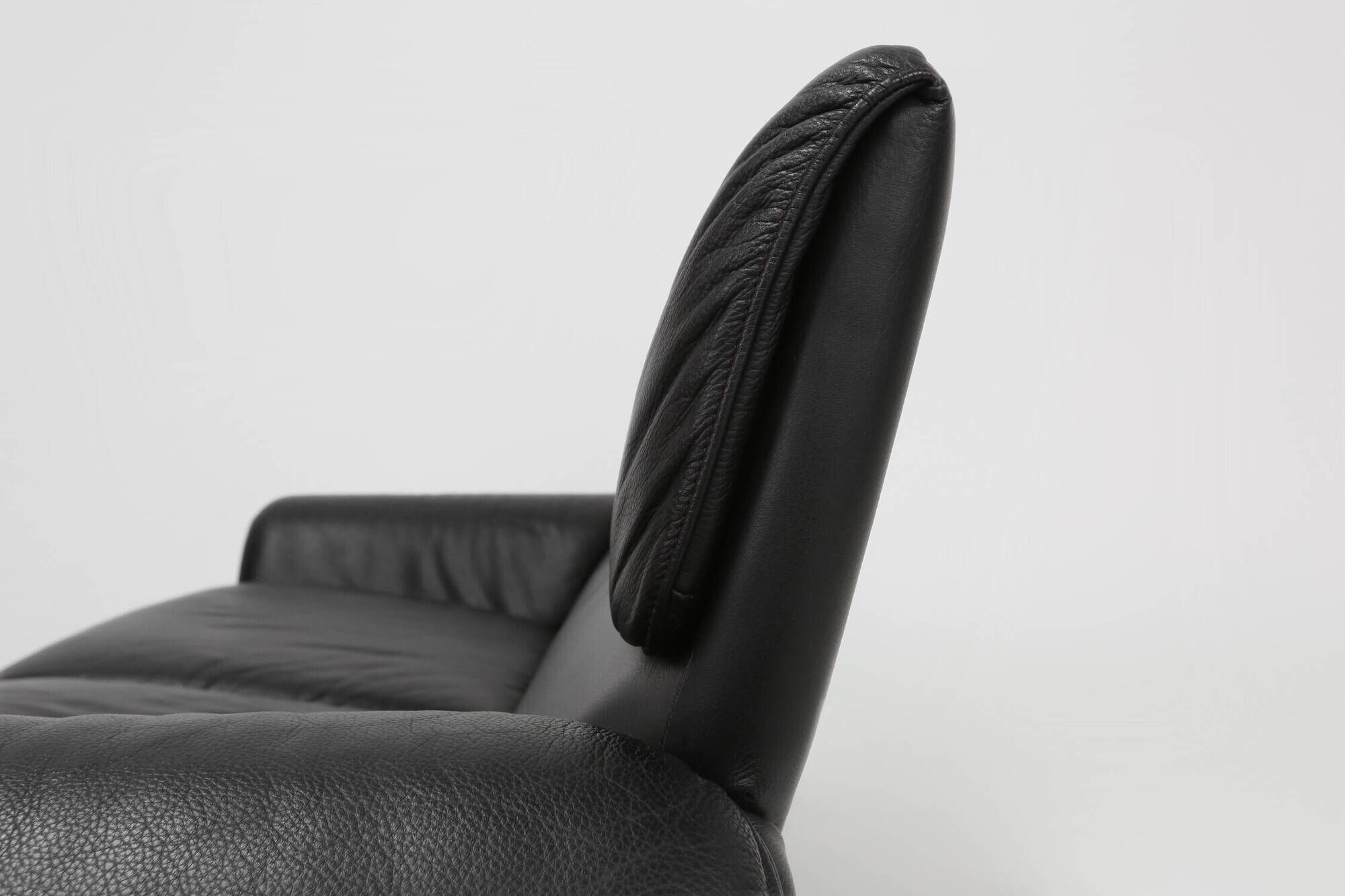 Iconic black leather DS-2011 sofa by De Sede, Switzerland ca. 1980