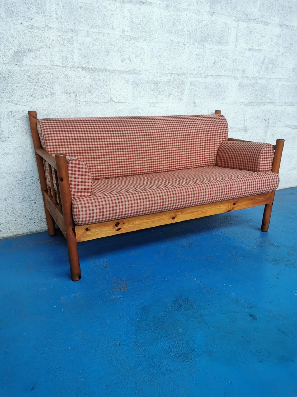 Bench in pine and gingham fabrics