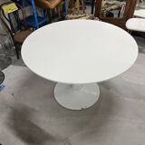 Table ronde avec pied tulipe