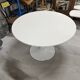 Table ronde avec pied tulipe