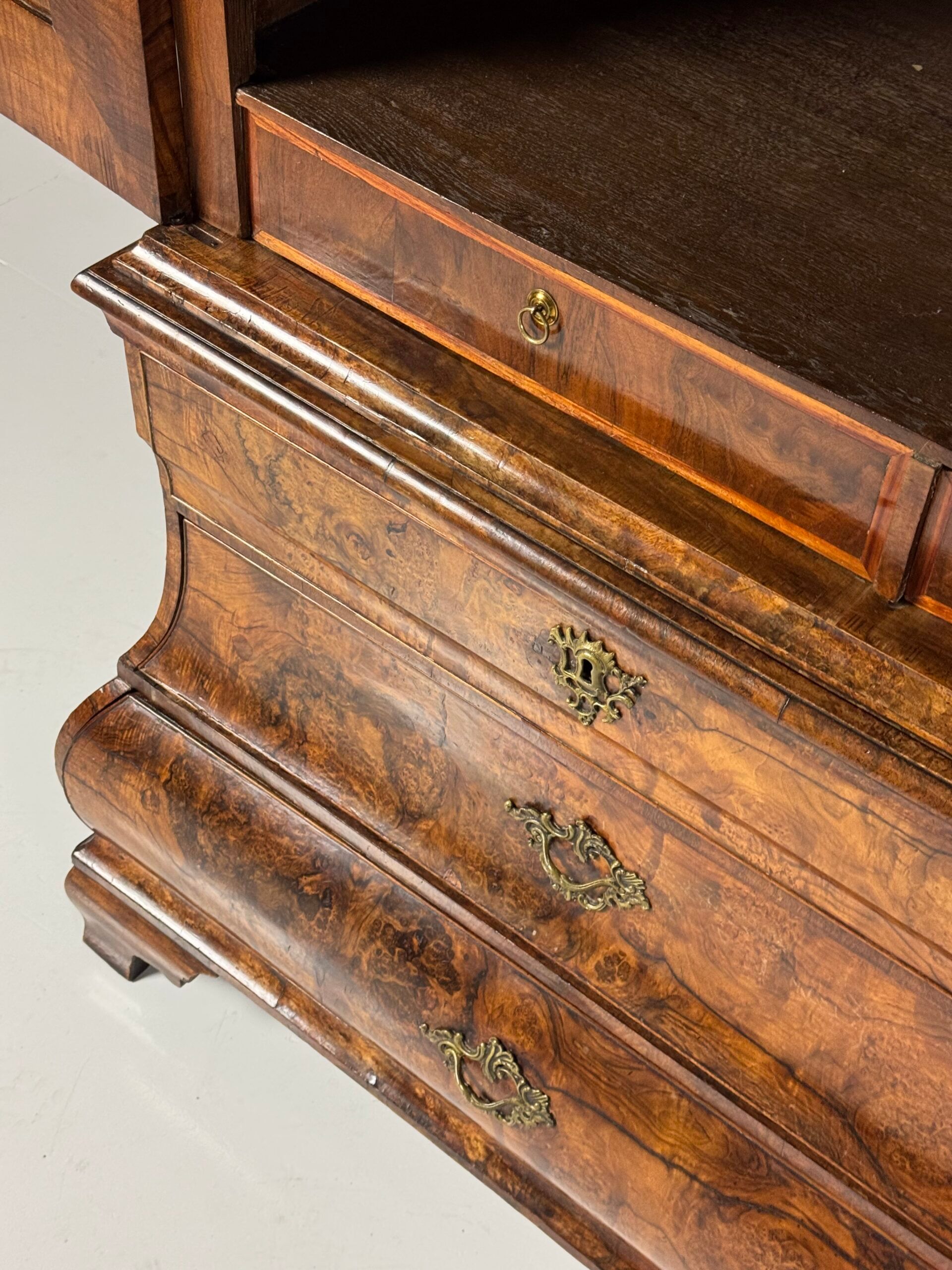 Dutch burr walnut cabinet ca. 1740