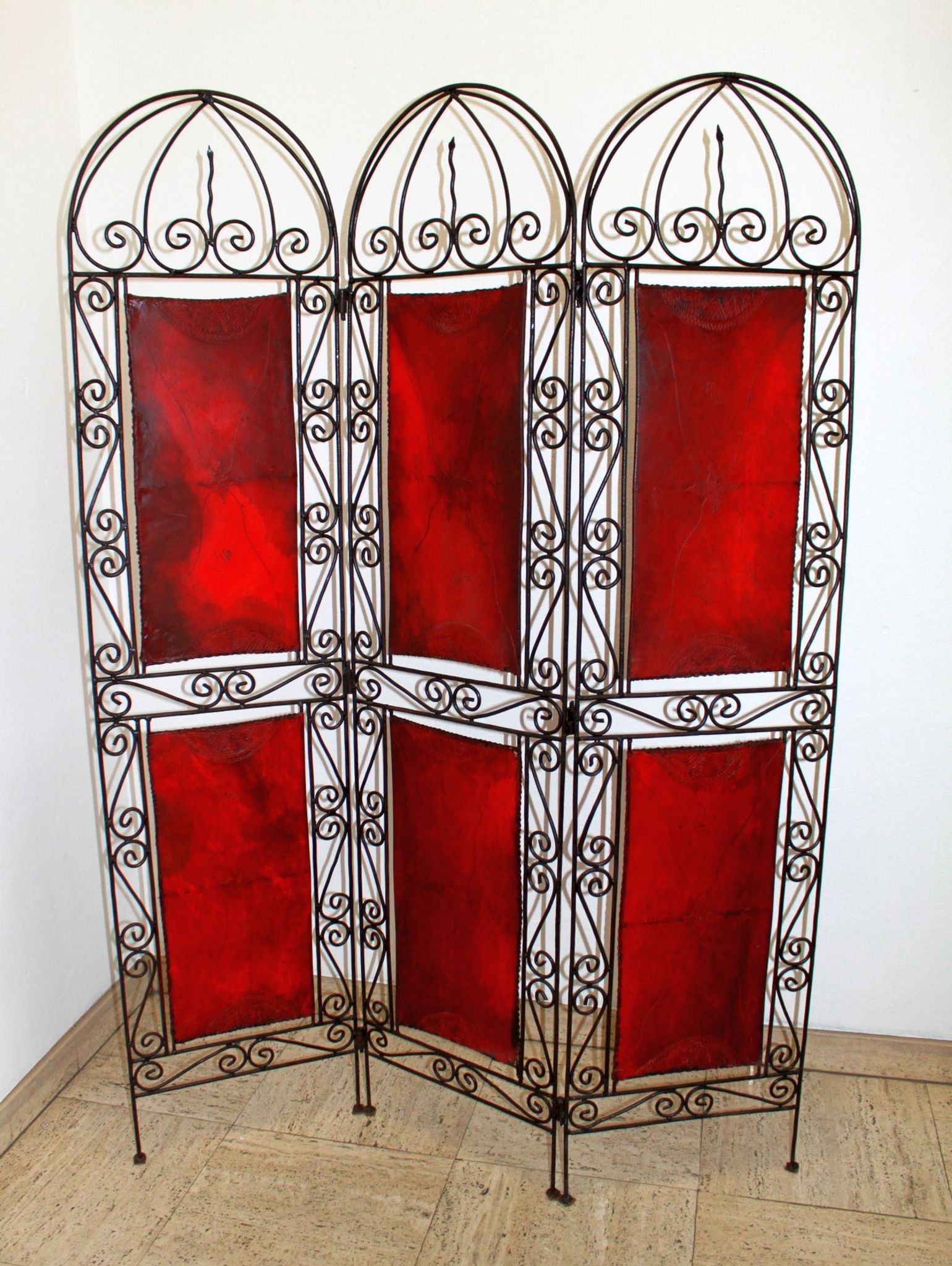 Orientalist screen in wrought iron and painted leather