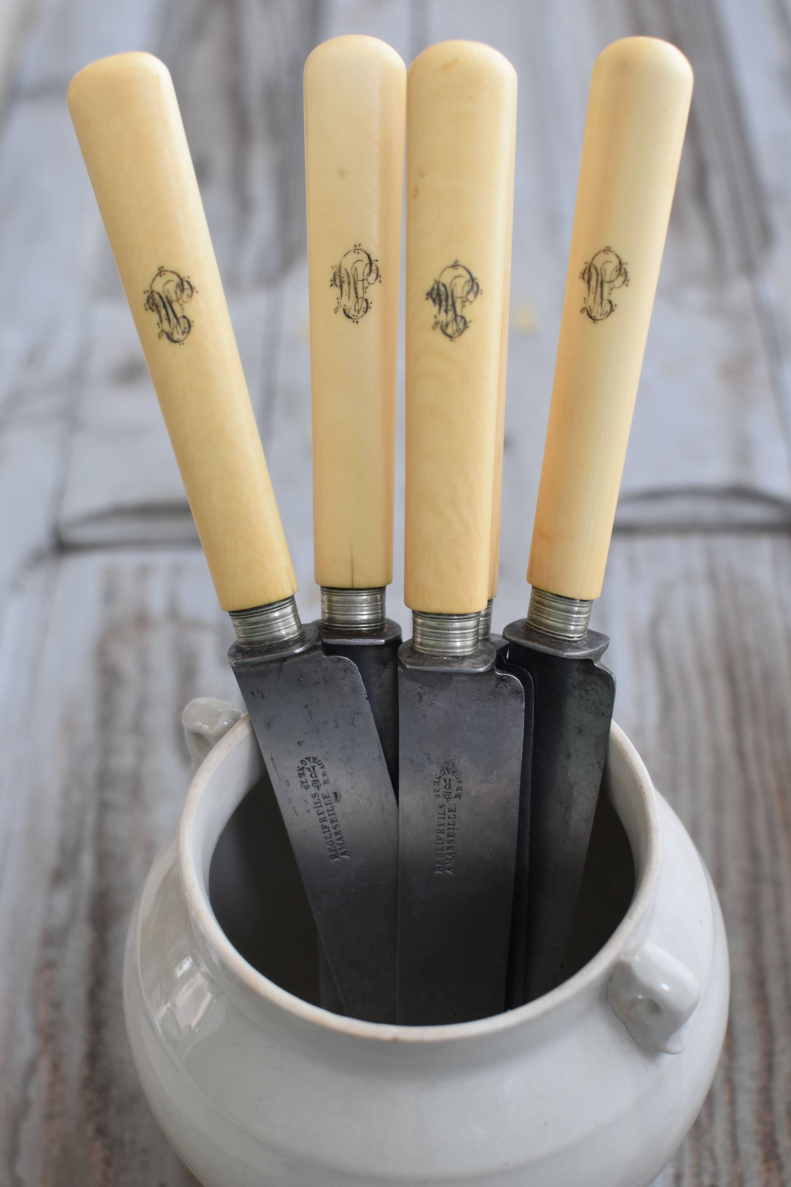 Set of 6 knives with monograms