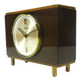 Belle horloge de bureau rare en teck du milieu du siècle des années 60 par HERMLE