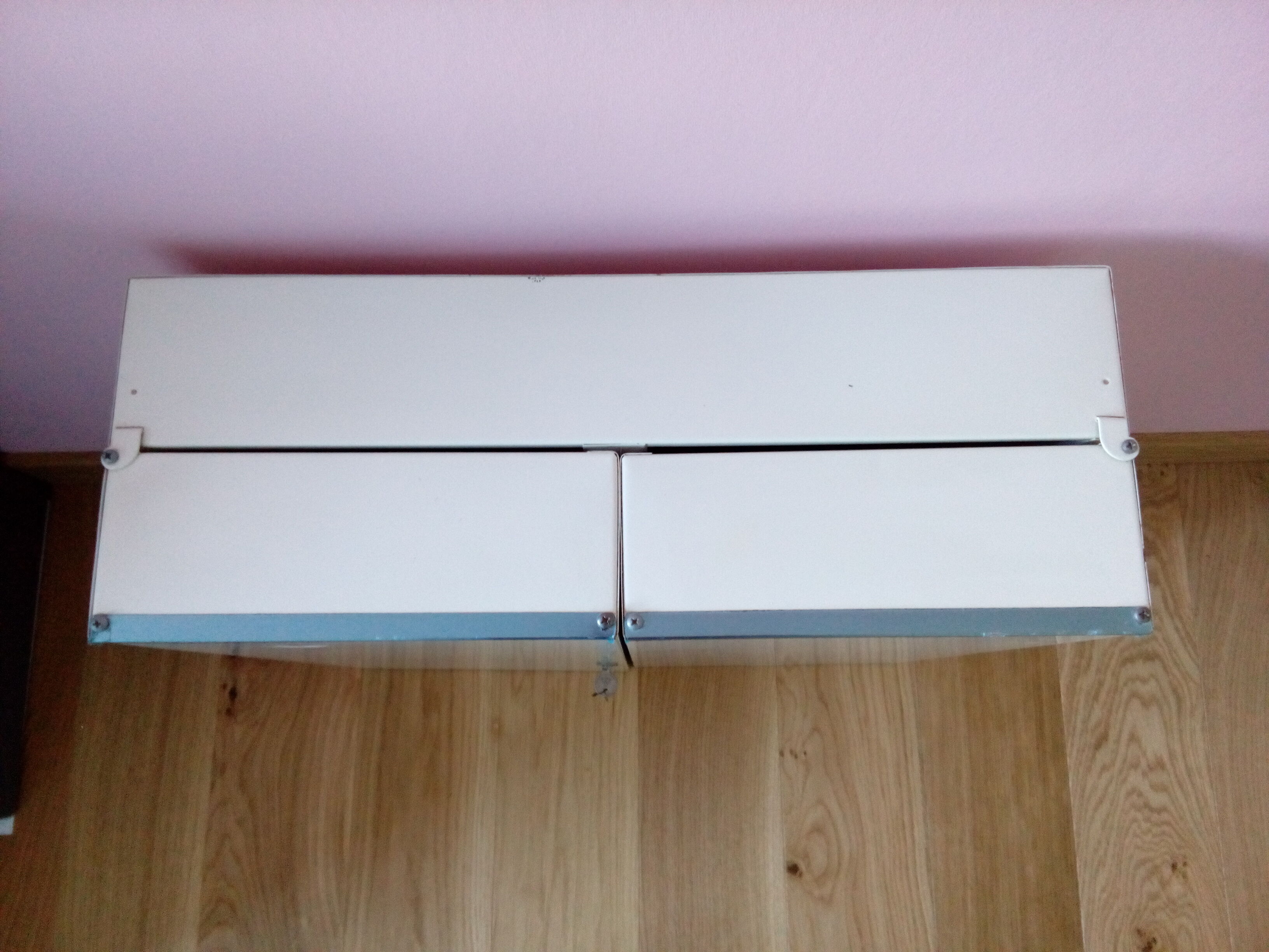 Medicine Cabinet in white lacquered metal