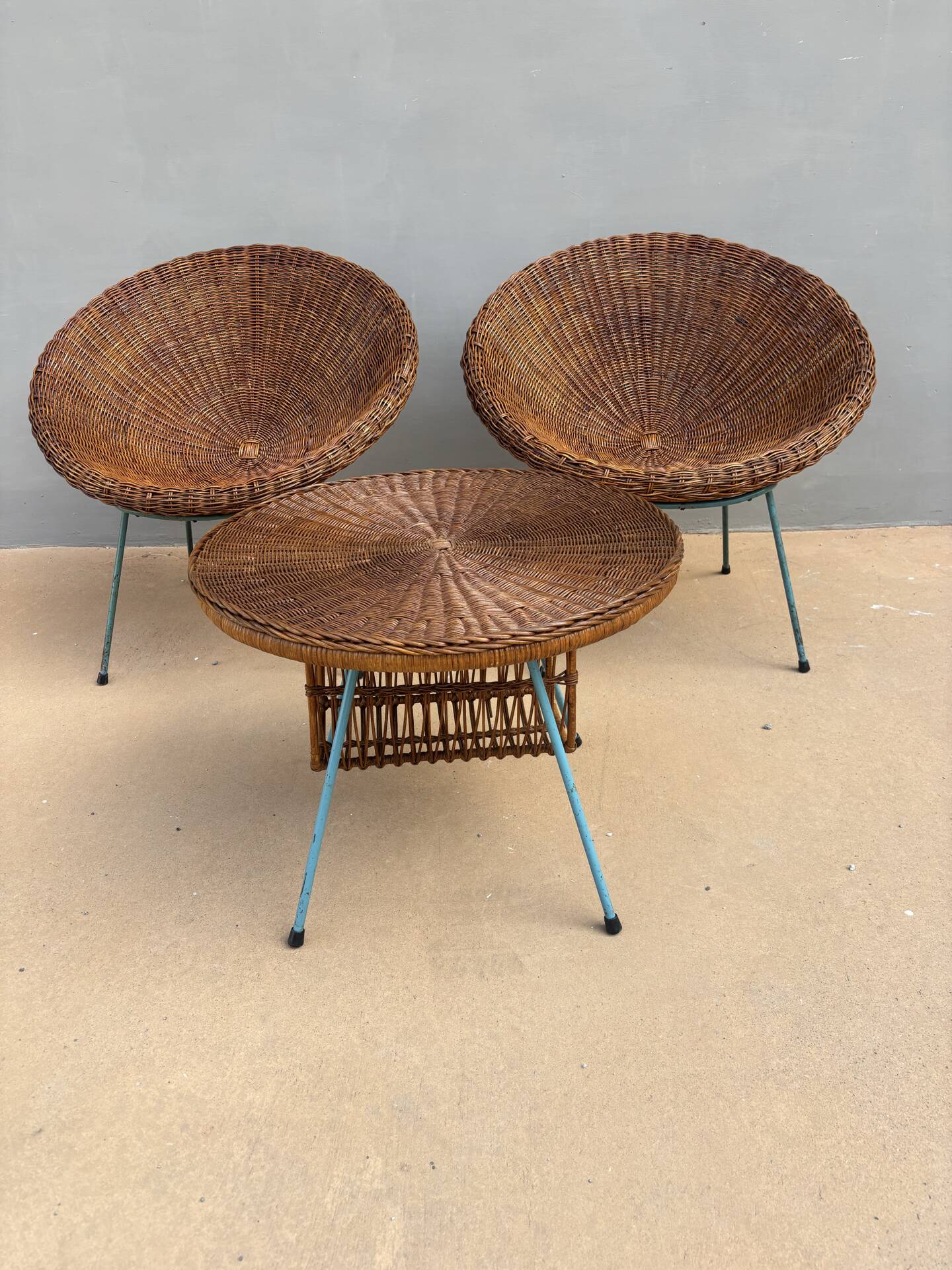 Ensemble vintage en rotin – 2 fauteuils & table basse – Années 60