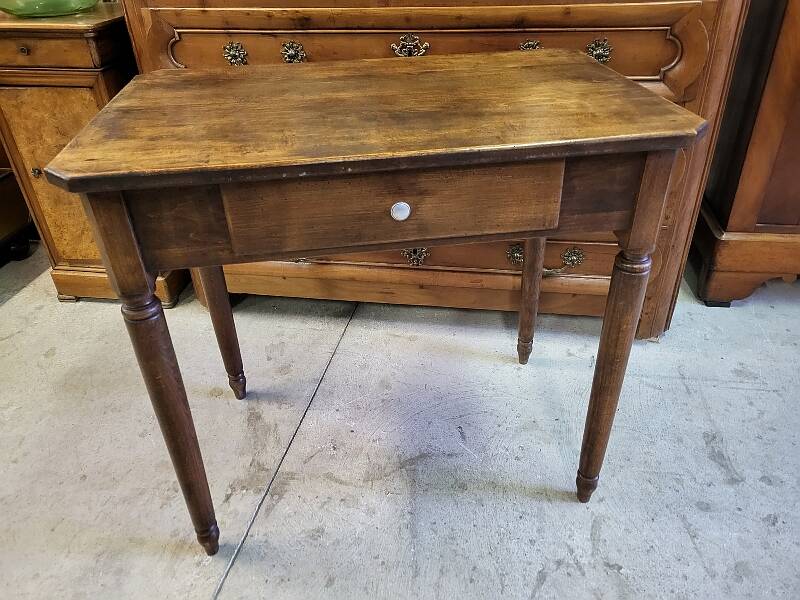petit bureau table en noyer avec un tiroir de chaque cote du xix ème siecle