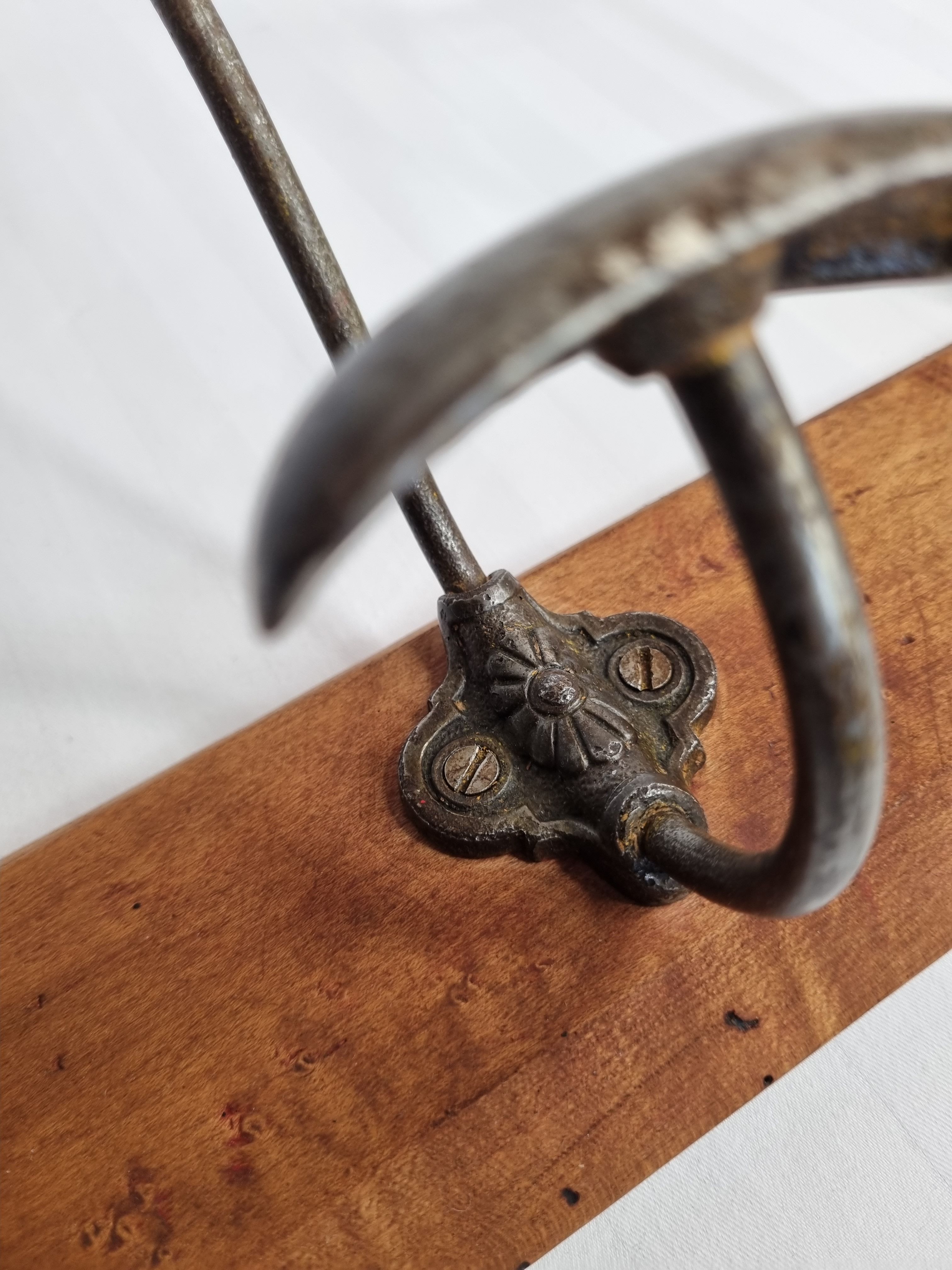 Wall rack "bistro" in metal and wood, 1900, 3 hooks
