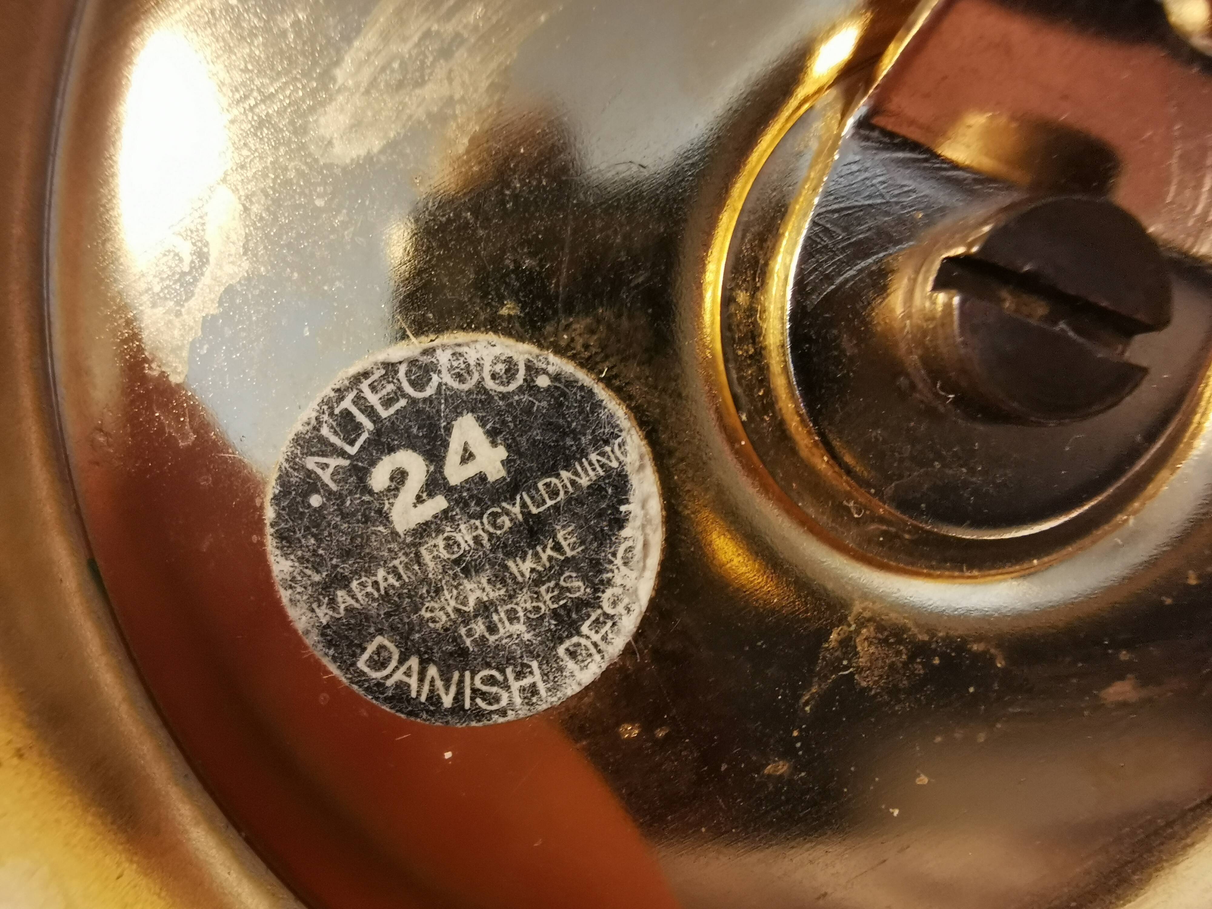 Bougeoir mural en métal plaqué or 24 carats et verre. par le danois altecco