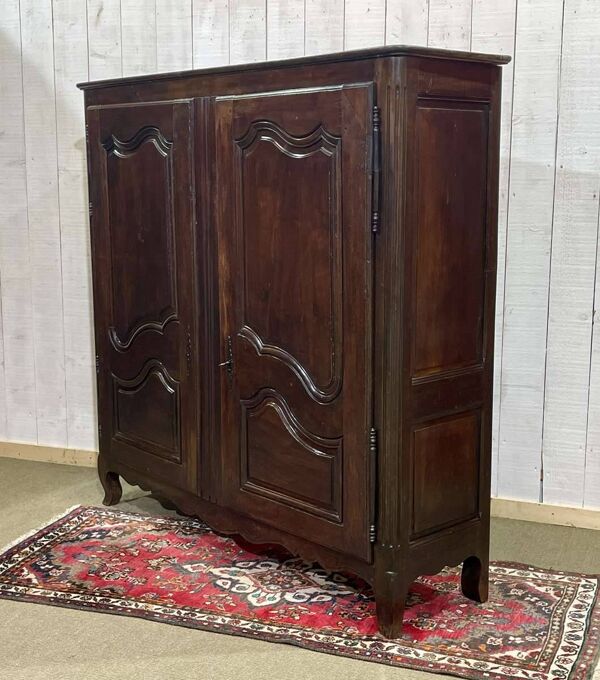Armoire basse de style Louis XV en noyer 19ème