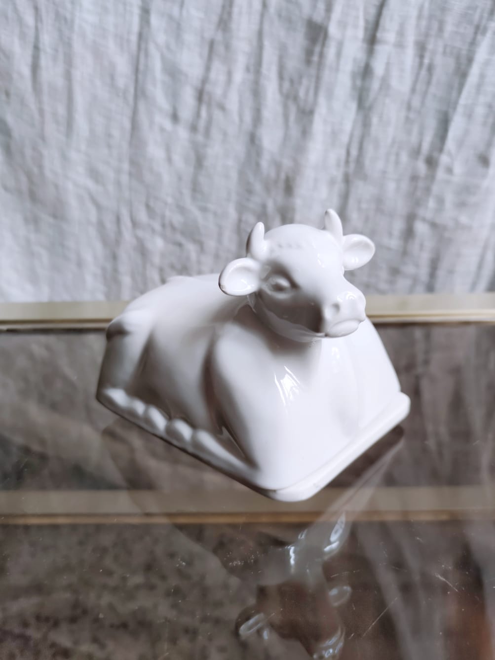 Cow-shaped butter dish