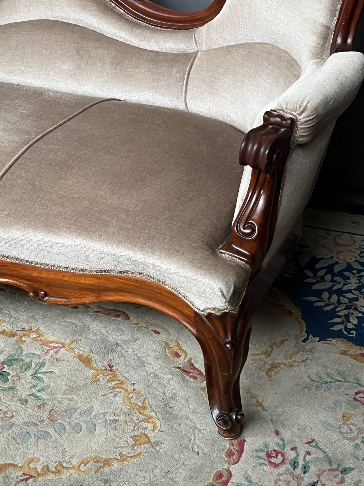 Victorian sofa. Solid mahogany.