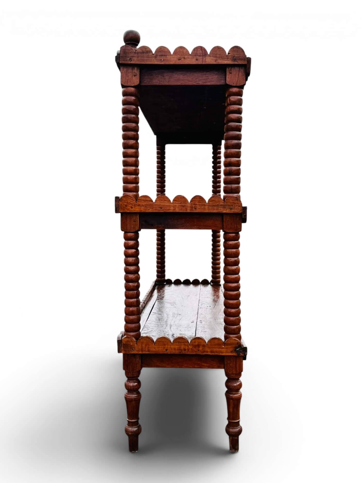 Ancienne grande étagère sur pieds