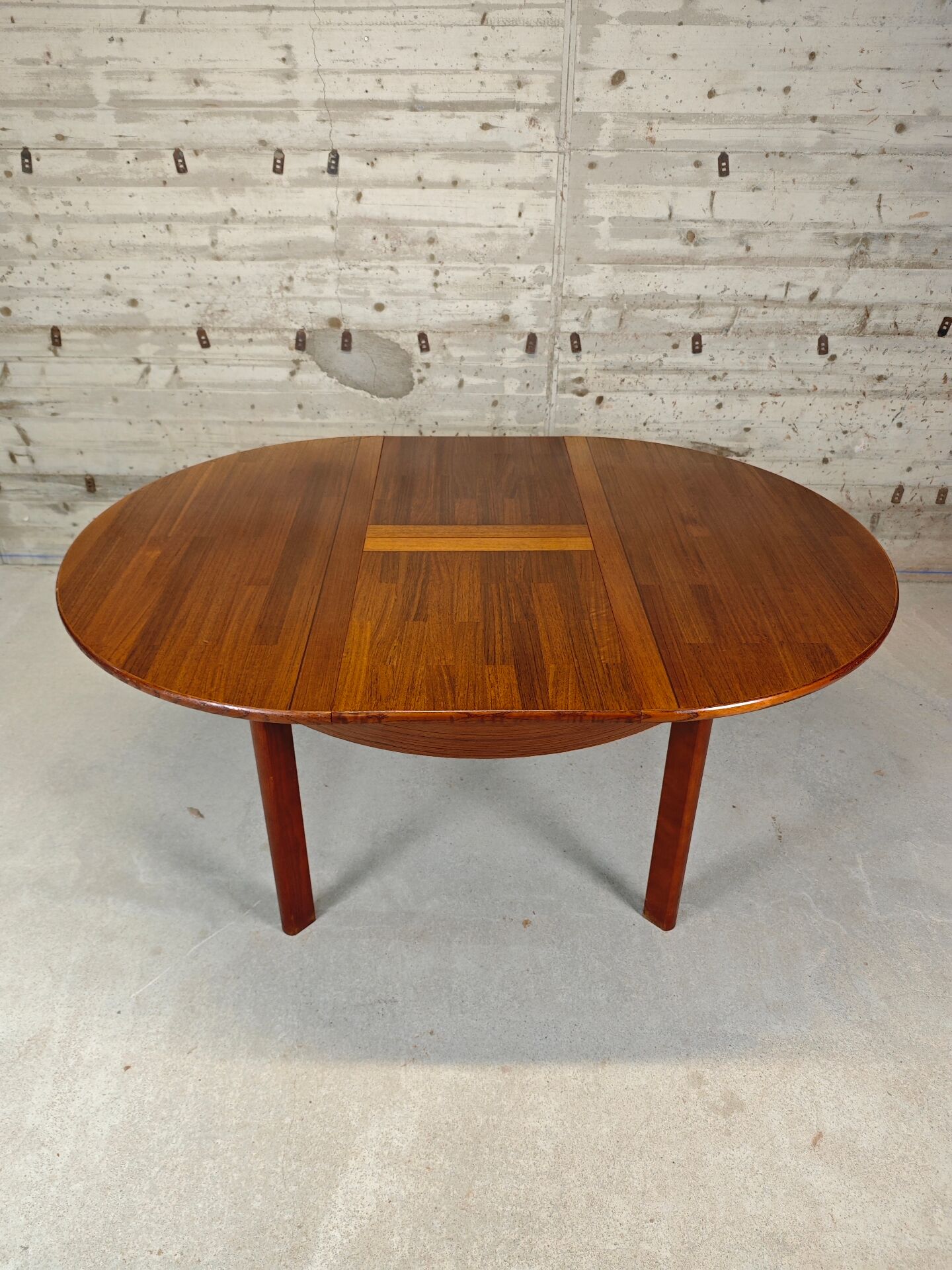 Extendable round table