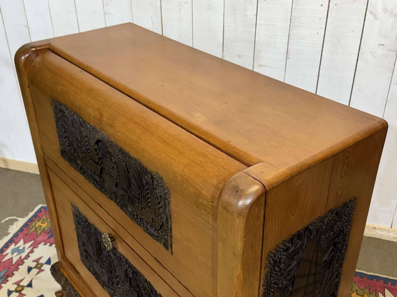 Chinese bar in richly carved teak, work from the 1980s.