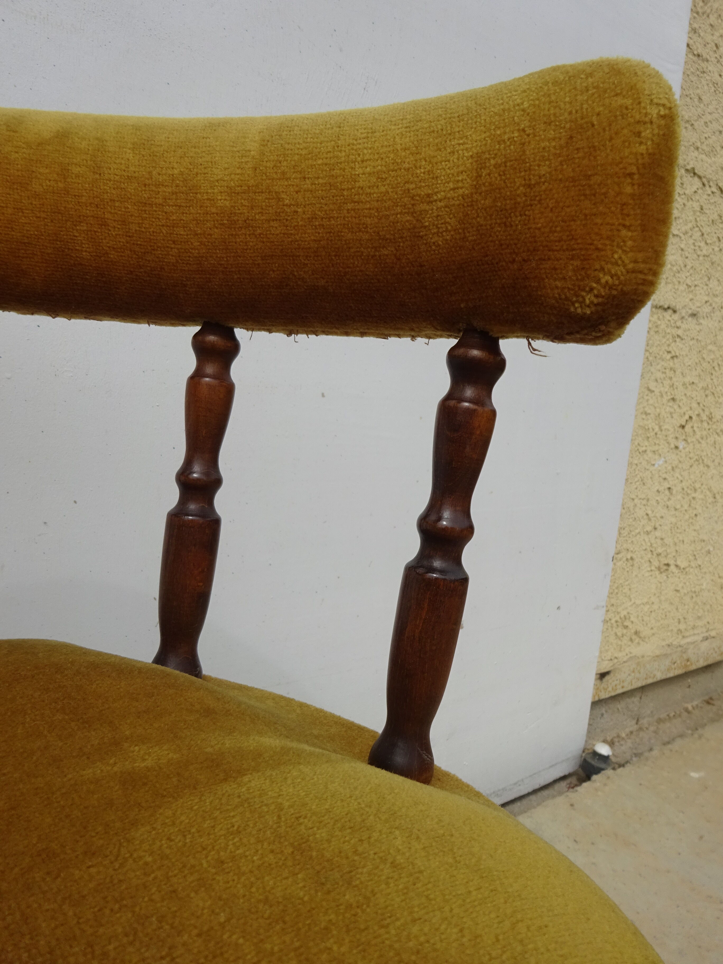 Chaise en noyer et velours franges assorties couleur or
