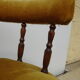 Chaise en noyer et velours franges assorties couleur or