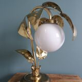 Lampe feuillage fleur métal doré et globe en verre style Hollywood Regency