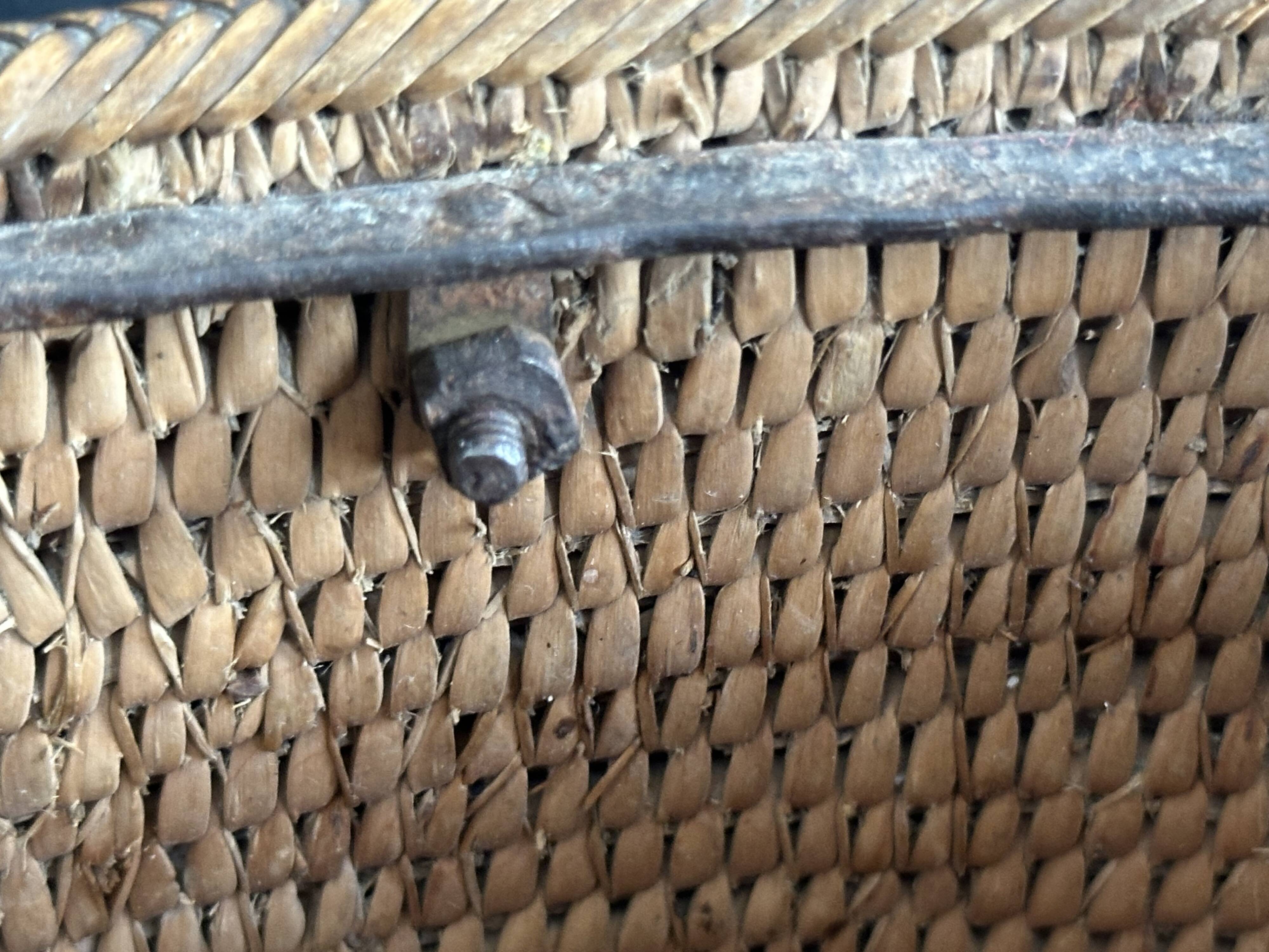 Ancien sac panier en vannerie, bois et cuir, XIXe siècle